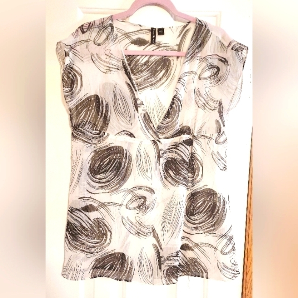 Essentials by Milano brand women's sheer black and white sleeveless top size M
